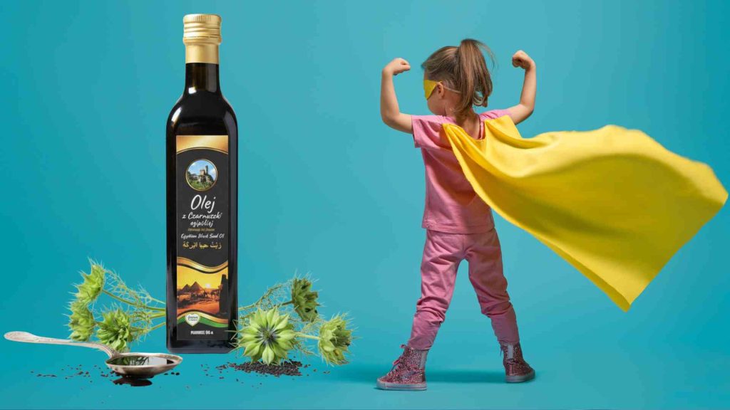 Twoje dziecko ciągle choruje lub ma alergię? Zobacz, jak i kiedy podawać olej z czarnuszki. Odpowiadamy na pytania rodziców: dawkowanie, od jakiego wieku, opinie.